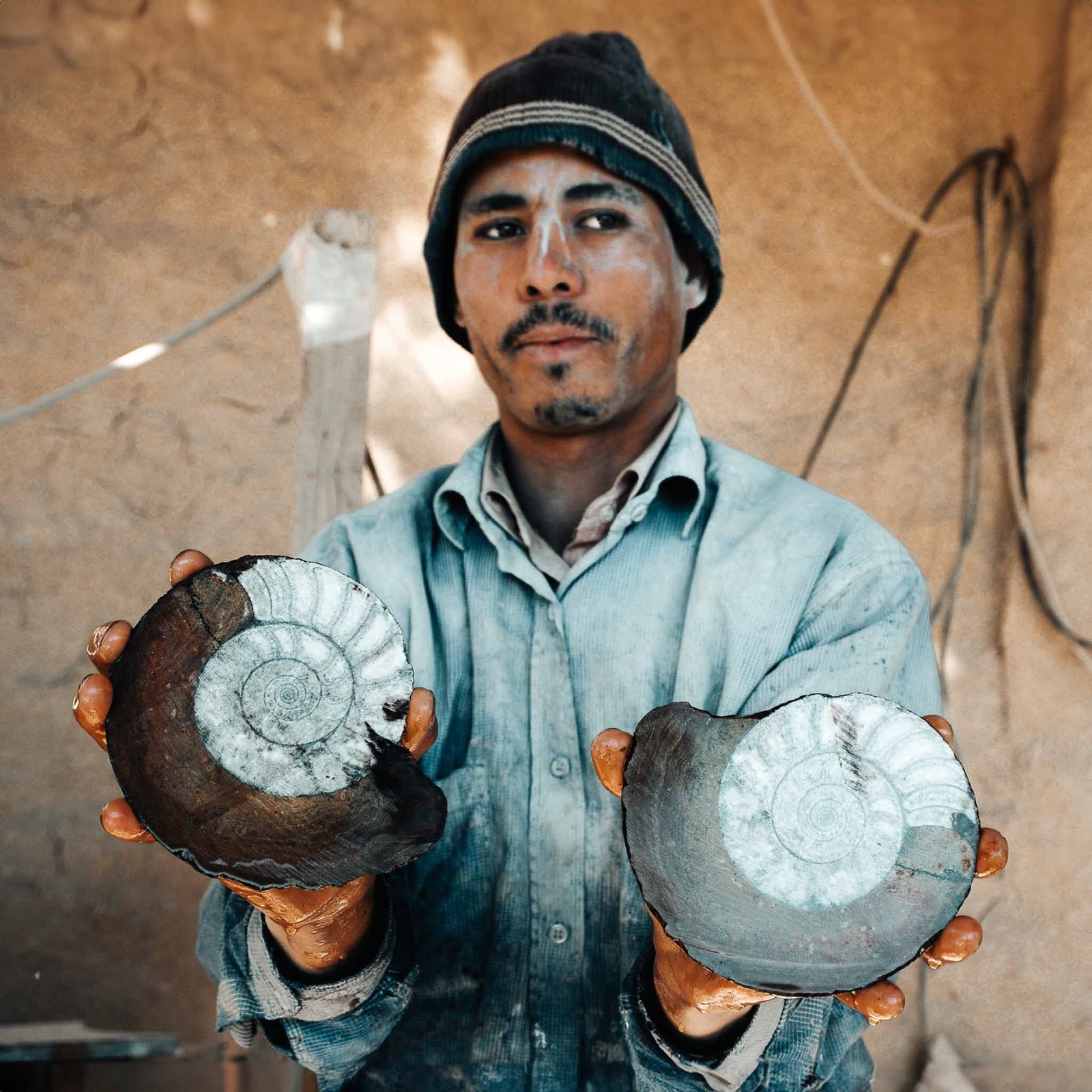 Fossili devoniani lavorati nel deserto del Tafilalt, artigianato locale