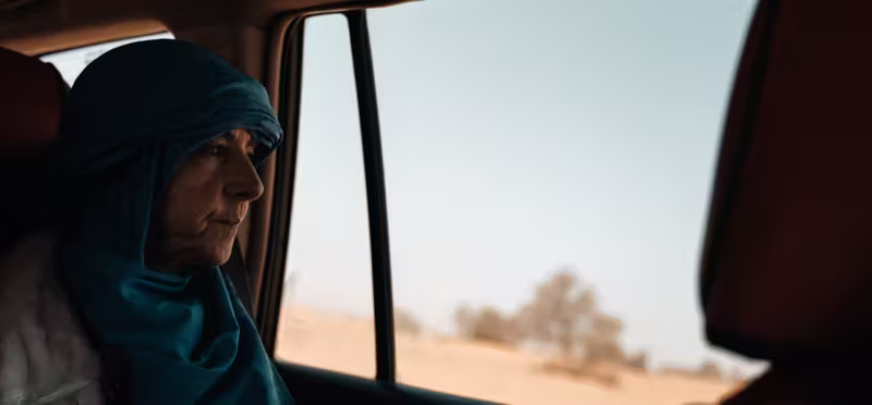 Vista dal finestrino di una jeep nel deserto