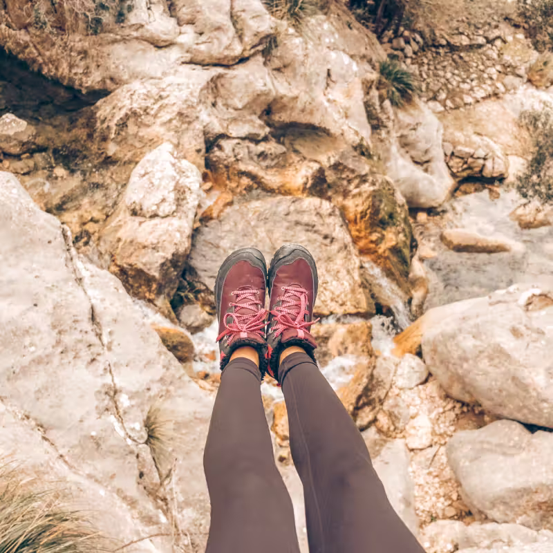 Scarpe da trekking sulla roccia di una valle