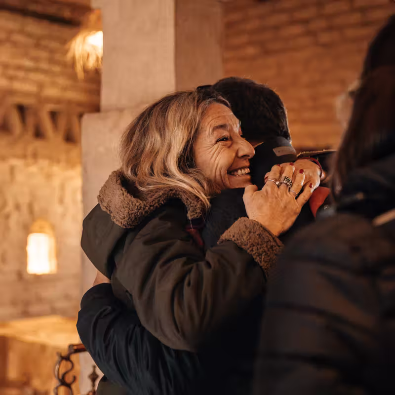 Lidia abbraccia un viaggiatore nel salone di Dar Haroun