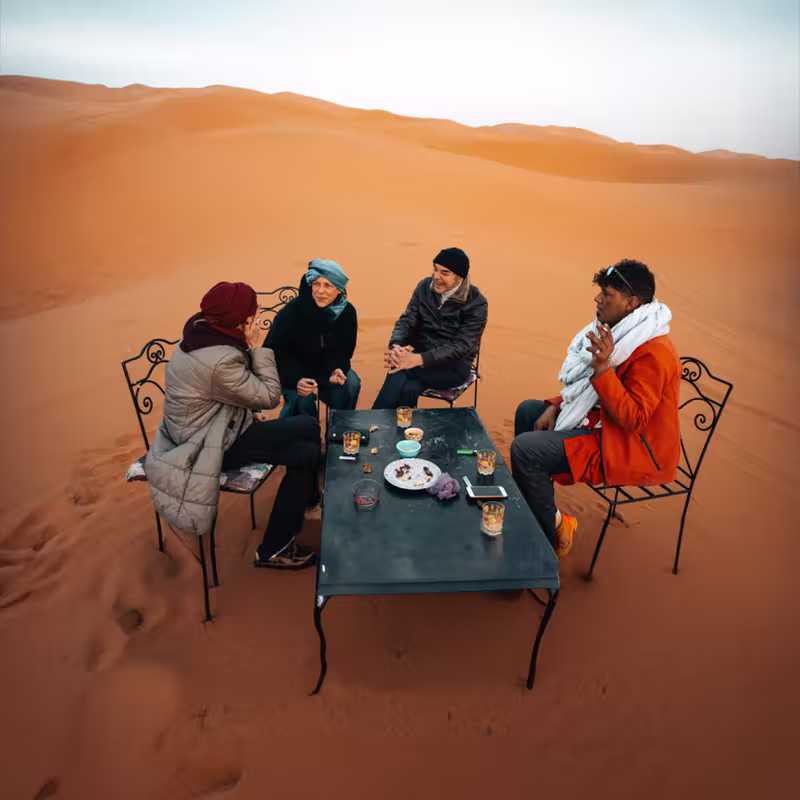 Aperitivo al tramonto sulle dune del Sahara