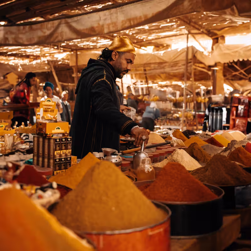 Banco di spezie al souk di Marrakech