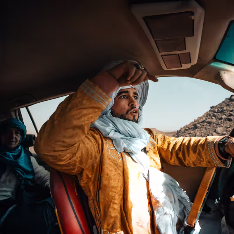 Alì alla guida del fuoristrada nel sud del Marocco