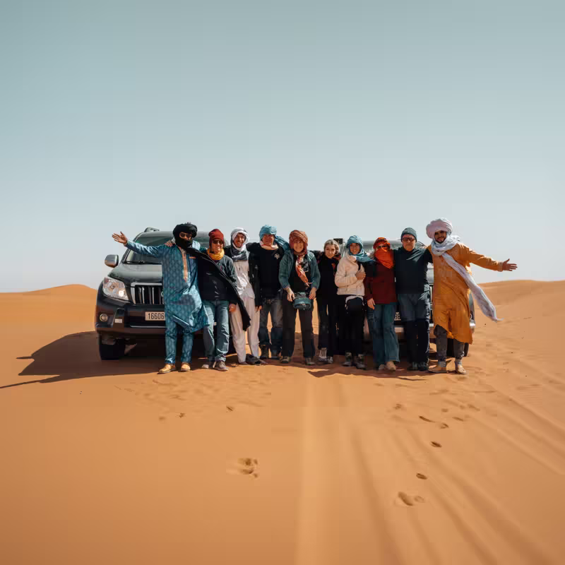 Gruppo di viaggiatori sulle dune dell'Erg Chebbi