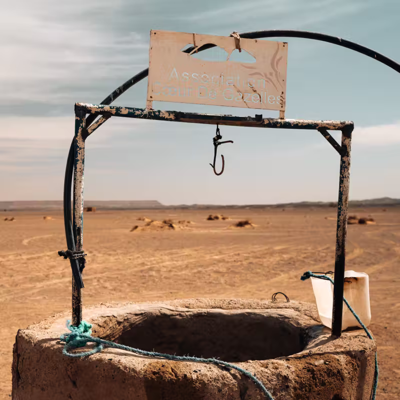 Pozzo nel villaggio del deserto profondo