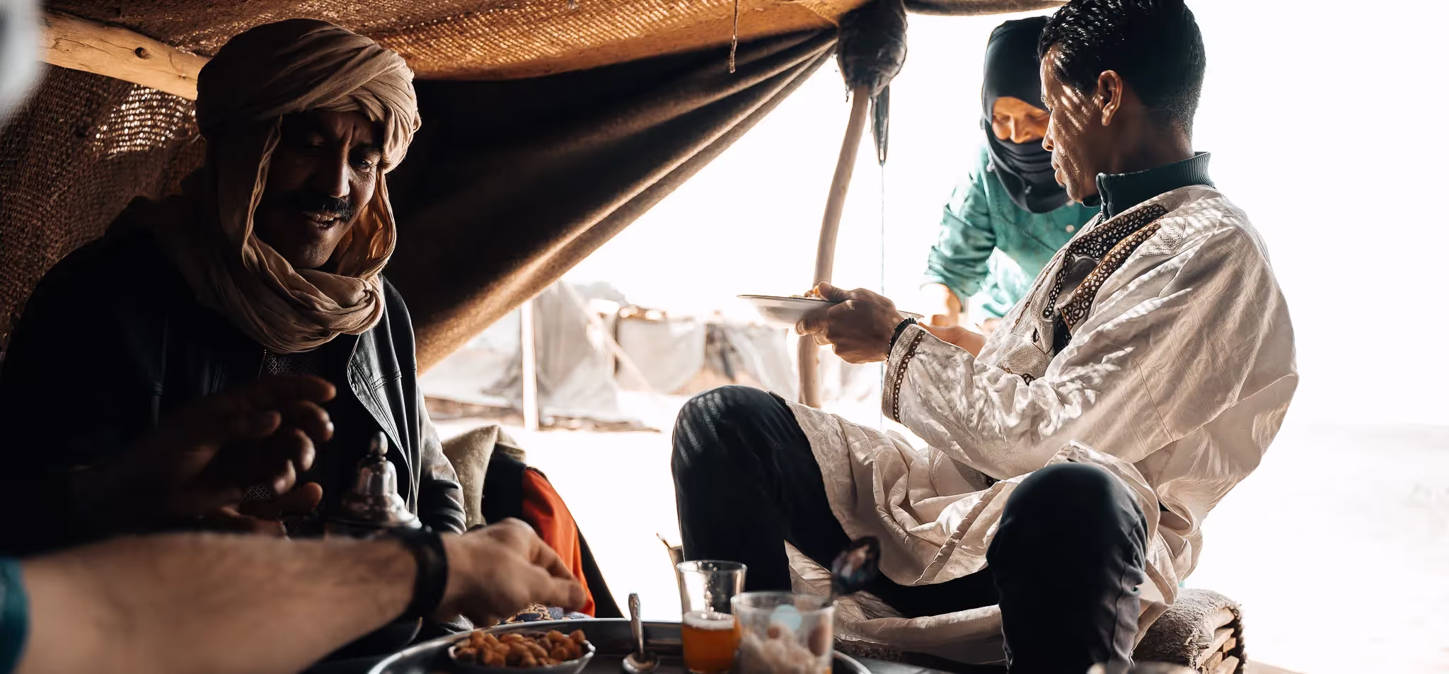 Bivacco con tende berbere tradizionali nel deserto vicino Dar Haroun